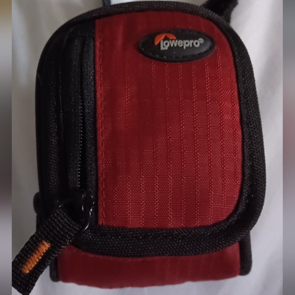 Lowepro Ridge 10 Camera Case (Red) - Picture 4 of 4